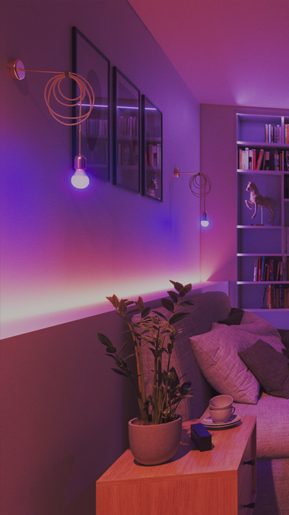 Questa è un’immagine delle lampadine A19 Nanoleaf Essentials in una camera da letto. L’installazione luminosa è posizionata sulla parete dietro il letto. Le lampadine LED colorate dispongono di oltre 16 milioni di colori e costituiscono le luci da camera da letto perfette per creare l’atmosfera ideale.