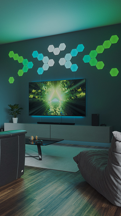 Esta es una imagen de un diseño de Nanoleaf Shapes Hexagons en la pared detrás de un televisor en una sala de estar. Los paneles de luz RGB se conectan entre sí con los conectores regulares y los conectores flexibles.