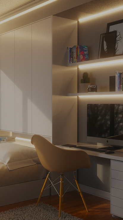 Dies ist ein Bild der Nanoleaf Essentials Lightstrips in einem Arbeitsbereich im Schlafzimmer überhalb des Schreibtischmonitors. Die intelligenten Lightstrips sind unter den schwebenden Regalen angebracht, und die Hintergrundbeleuchtung ist perfekt, um sich während der Arbeit inspirieren zu lassen oder die Produktivität zu steigern.