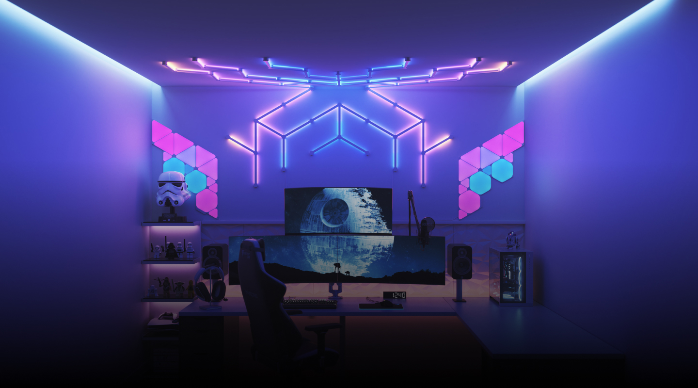 Postazione da gioco futuristica con luci smart RGB della linea di illuminazione Nanoleaf per case smart posizionate al di sopra del monitor di un PC. Luci da gioco indispensabili per ogni giocatore.