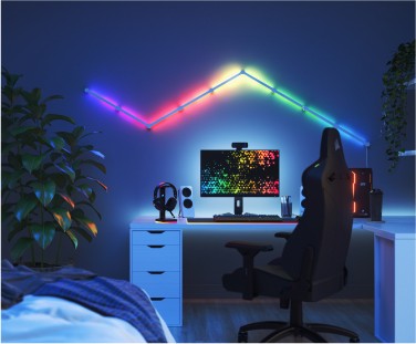 Contrôleur DJ Numark Mixstream Pro dans un home studio devant des panneaux lumineux RVB Nanoleaf Shapes. Les lumières intelligentes qui conviennent parfaitement aux fêtes ou aux diffusions en direct.