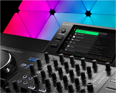 Controlador Numark Mixstream Pro DJ en un estudio en casa frente a los paneles de luz RGB Nanoleaf Shapes. Las luces inteligentes perfectas para fiestas o transmisiones en vivo.