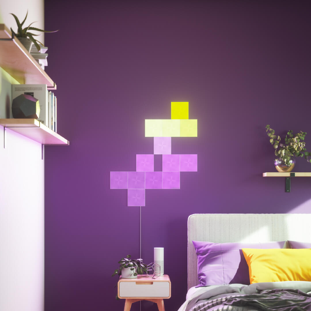 Panneaux lumineux modulaires intelligents carrés à couleurs changeantes Nanoleaf Canvas montés sur un mur dans une chambre à coucher. Semblables à Philips Hue, Lifx. HomeKit, Assistant Google, Amazon Alexa, IFTTT.