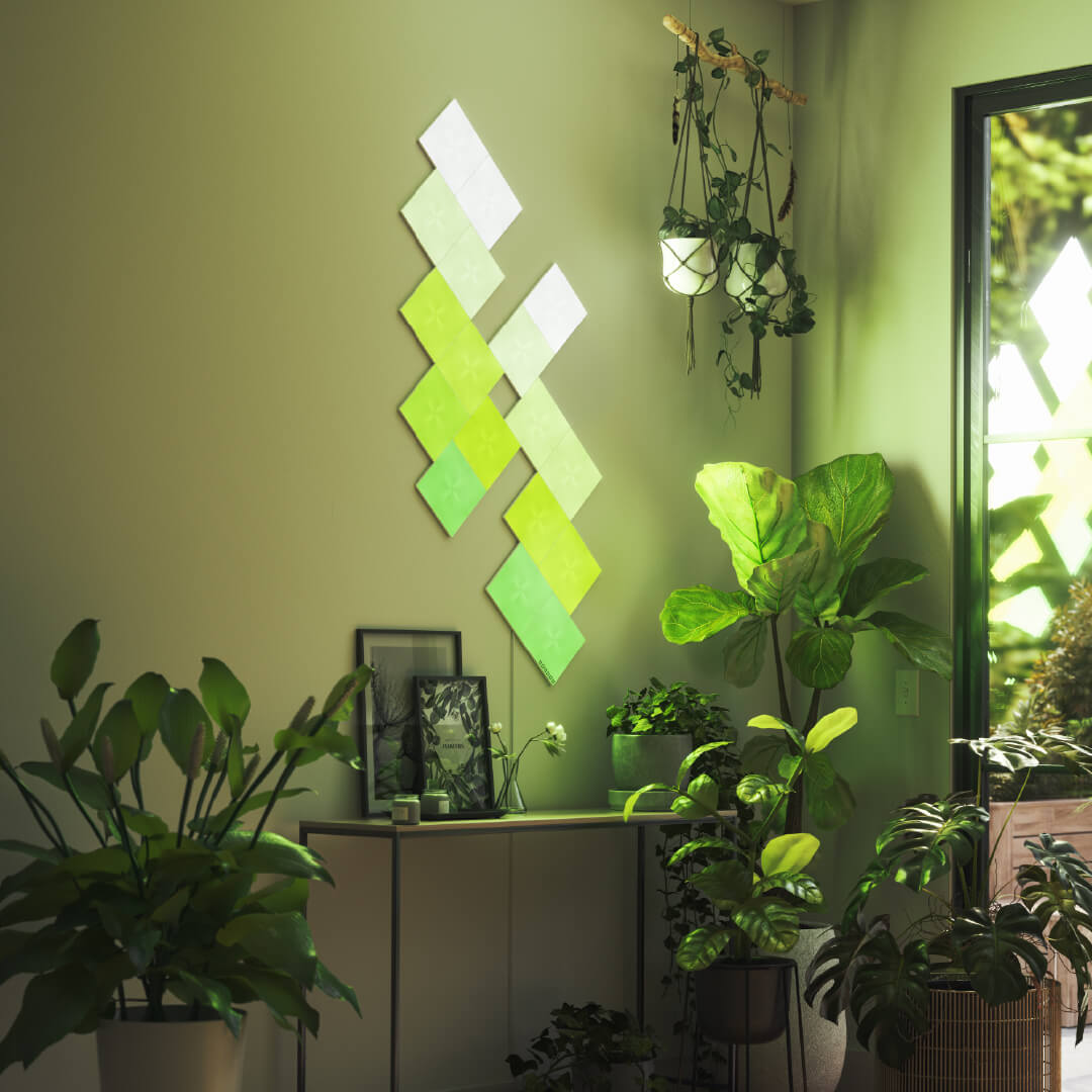 Panneaux lumineux modulaires intelligents carrés à couleurs changeantes Nanoleaf Canvas montés sur un mur au-dessus de plantes d’intérieur. Semblables à Philips Hue, Lifx. HomeKit, Assistant Google, Amazon Alexa, IFTTT.