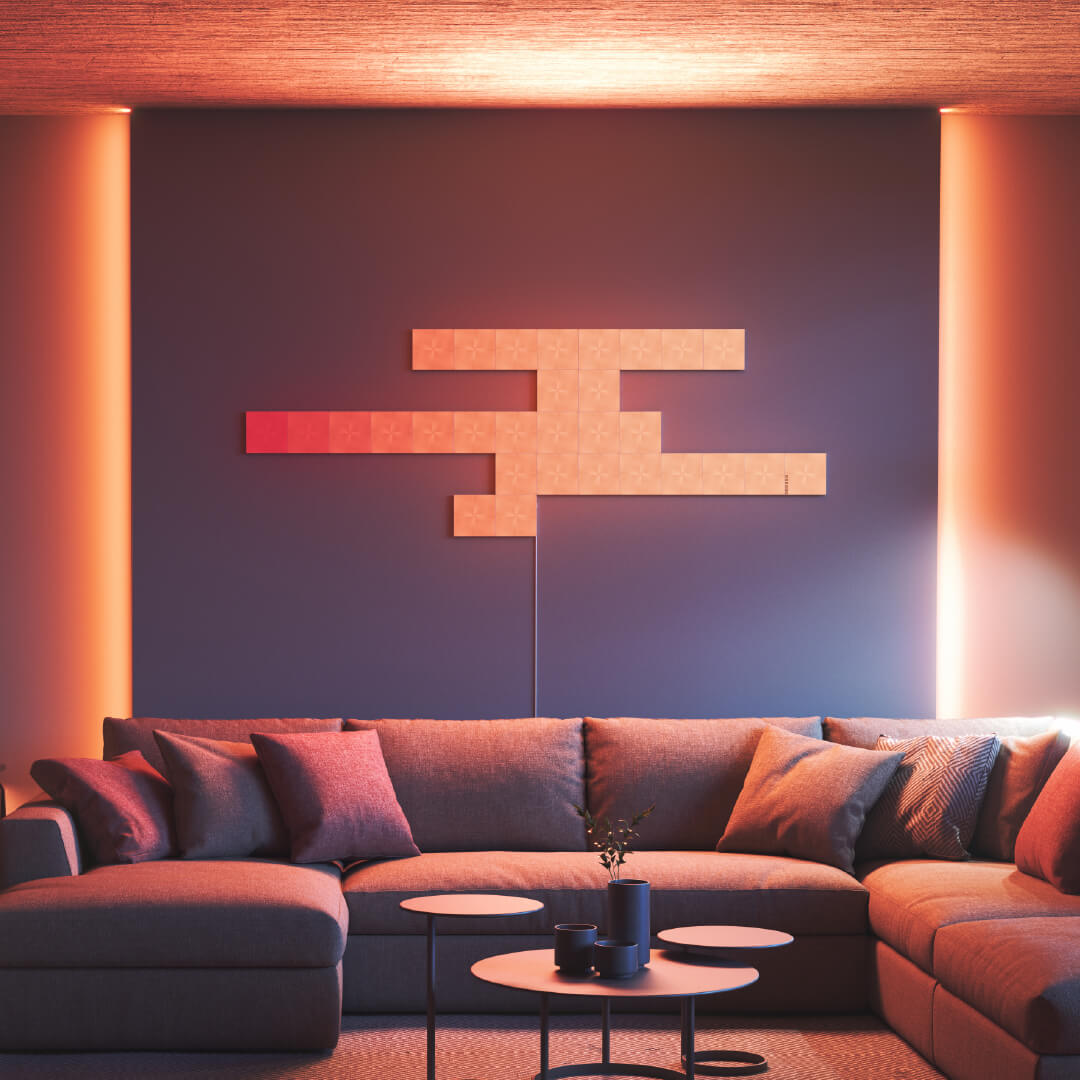 Panneaux lumineux modulaires intelligents carrés à couleurs changeantes Nanoleaf Canvas montés sur un mur dans une salle de séjour. Semblables à Philips Hue, Lifx. HomeKit, Assistant Google, Amazon Alexa, IFTTT. 