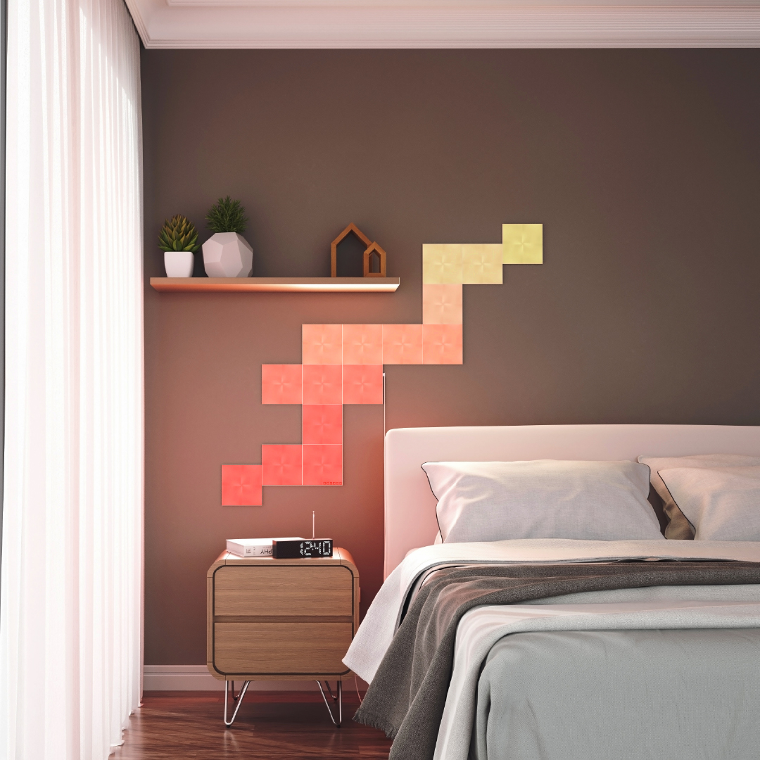Pannelli luminosi quadrati smart modulari che cambiano colore Nanoleaf Canvas montati sul muro di una camera da letto. Simile a Philips Hue, Lifx. HomeKit, Assistente Google, Alexa di Amazon, IFTTT.