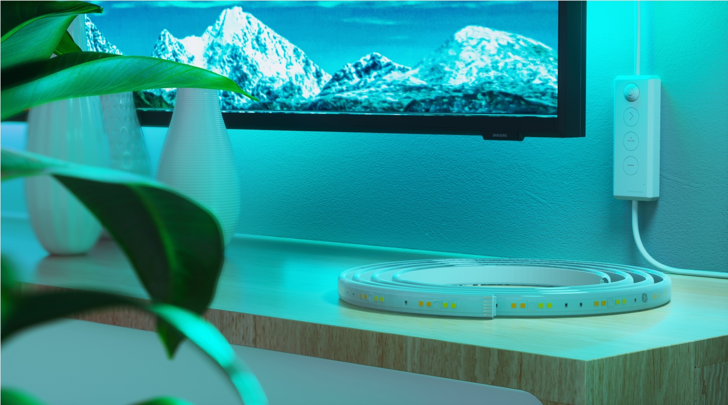 Configuration d’une chambre-bureau avec des lampes Nanoleaf Lines RVB installées au-dessus du bureau et de l’écran. Les lumières de jeu idéales pour votre battlestation sur PC.