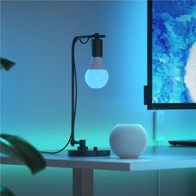Lampadina smart che cambia colore Nanoleaf Essentials compatibile con Thread inserita nelle lampade di un ufficio. Simile a Wyze. HomeKit, Assistente Google, Alexa di Amazon, IFTTT. 