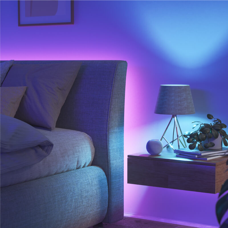 Nanoleaf Essentials, Thread-kompatible, farbwechselnde, intelligente Glühbirne in einer Fassung in einem Schlafzimmer. Ähnlich wie Wyze. HomeKit, Google Assistant, Amazon Alexa, IFTTT.