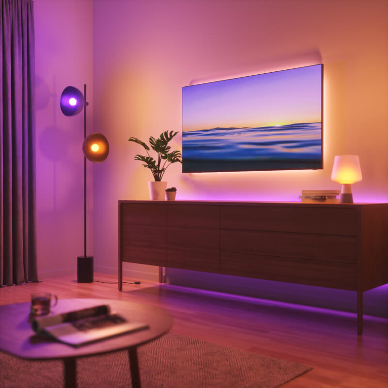 Nanoleaf Essentials, Thread-kompatible, farbwechselnde, intelligente Glühbirnen in Fassungen in einem Wohnzimmer. Ähnlich wie Wyze. HomeKit, Google Assistant, Amazon Alexa, IFTTT. 