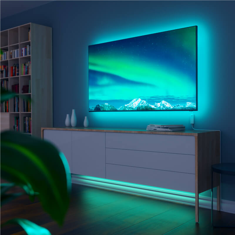 Nanoleaf Essentials, Thread-kompatibler, farbwechselnder, intelligenter Lightstrip an einem Fernseher in einem Wohnzimmer. Ähnlich wie Twinkly, Wyze. HomeKit, Google Assistant, Amazon Alexa, IFTTT.