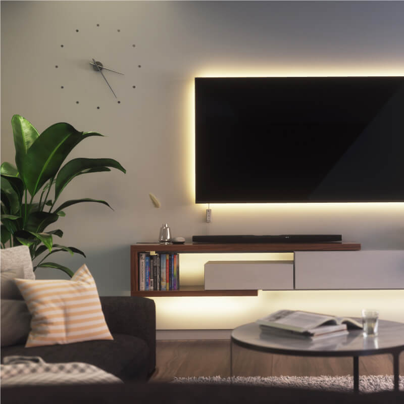 Nanoleaf Essentials, Thread-kompatibler, farbwechselnder, intelligenter Lightstrip an einem Fernseher in einem Wohnzimmer. Ähnlich wie Twinkly, Wyze. HomeKit, Google Assistant, Amazon Alexa, IFTTT.