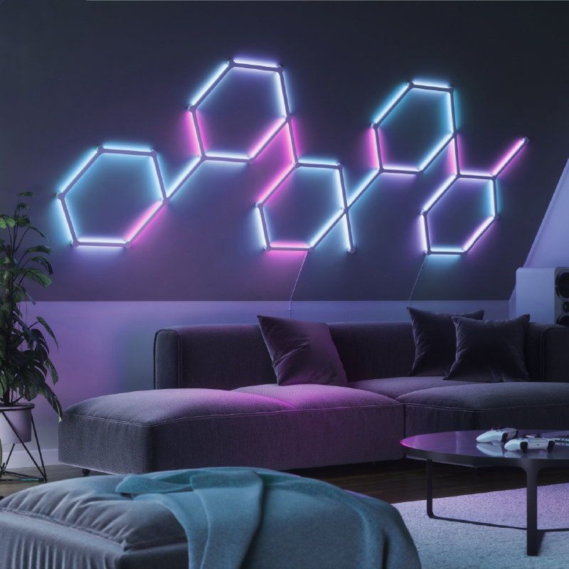 Nanoleaf Lines, Thread-kompatible, farbwechselnde, intelligente, modulare und hinterleuchtete Lichtleisten an einer Wohnzimmerwand. HomeKit, Google Assistant, Amazon Alexa, IFTTT.