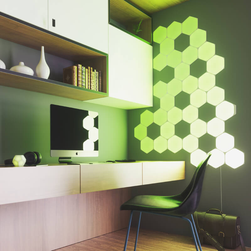 Nanoleaf Shapes Hexagons, Thread-kompatible, farbwechselnde, intelligente, modulare Lichtpanels an der Wand in einem Home-Office. Ähnlich wie Philips Hue, Lifx. HomeKit, Google Assistant, Amazon Alexa, IFTTT. 