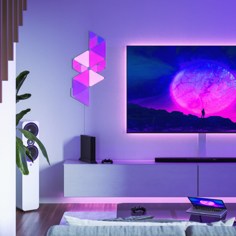 Nanoleaf Shapes, Thread-kompatible, farbwechselnde, intelligente, modulare, kleine dreieckige Lichtpanels an einer Wohnzimmerwand. Ähnlich wie Philips Hue, Lifx. HomeKit, Google Assistant, Amazon Alexa, IFTTT.