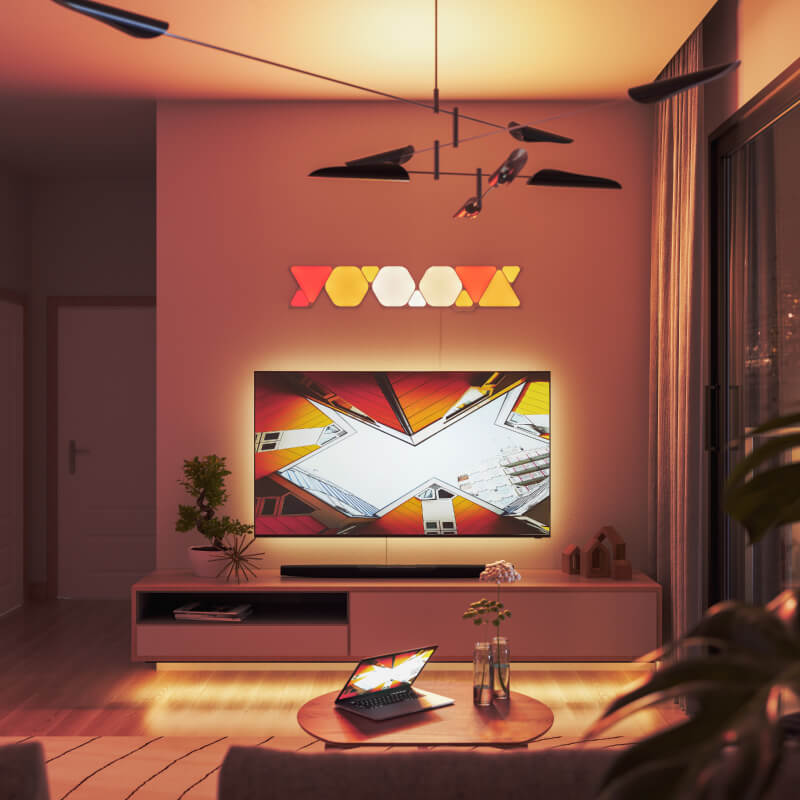 Nanoleaf Shapes, Thread-kompatible, farbwechselnde, intelligente, modulare, dreieckige Lichtpanels an einer Wohnzimmerwand. Ähnlich wie Philips Hue, Lifx. HomeKit, Google Assistant, Amazon Alexa, IFTTT.